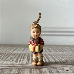 Berta Hummel 2001 "Gift For Daddy" Ornament